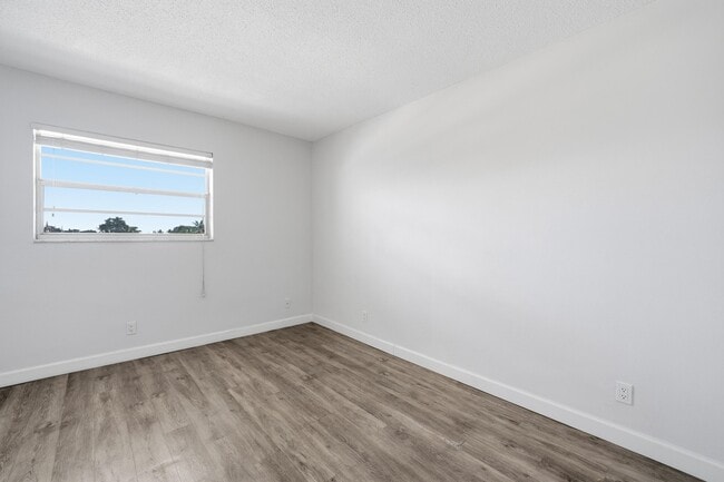 Building Photo - 1400 NE 57th St