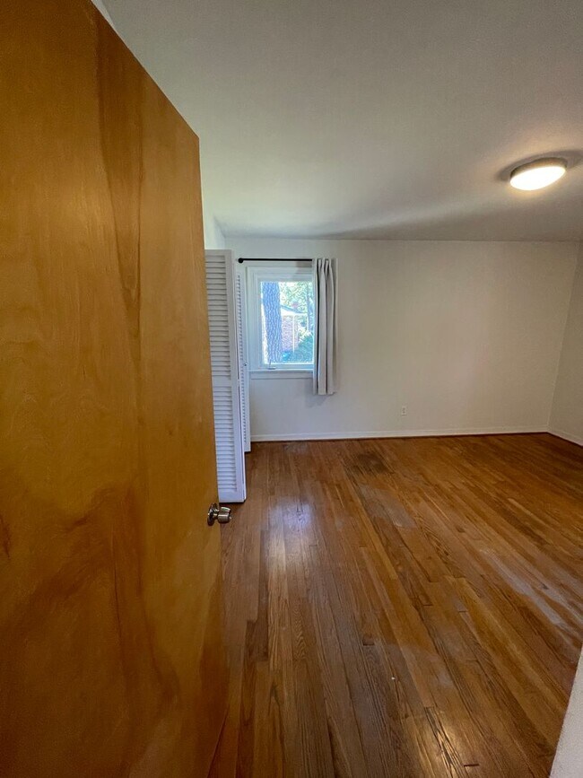 Building Photo - Split Level Home near Willow Lawn