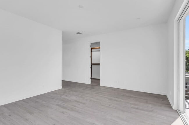 Building Photo - This beautiful new townhome  or rentoffers...
