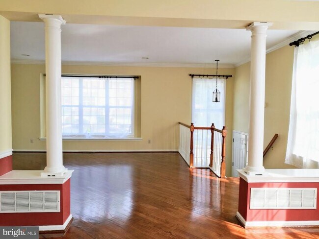 Building Photo - 201 Yorktown Ct