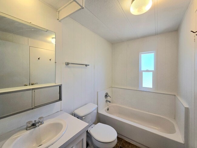 Building Photo - 1529 NW Avon Ct