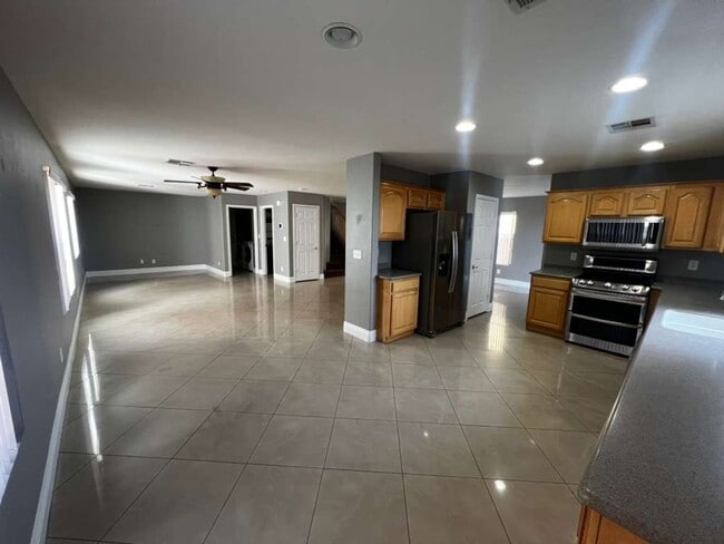 Building Photo - Must see 2 story 4 bed/3 bath home in the heart of SUMMERLIN