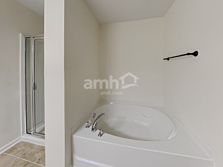 Building Photo - 702 White Oak Dr