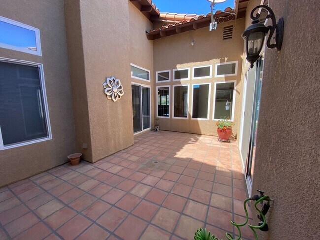 Building Photo - Foxenwood Garden Villa home 2 bedroom + a office