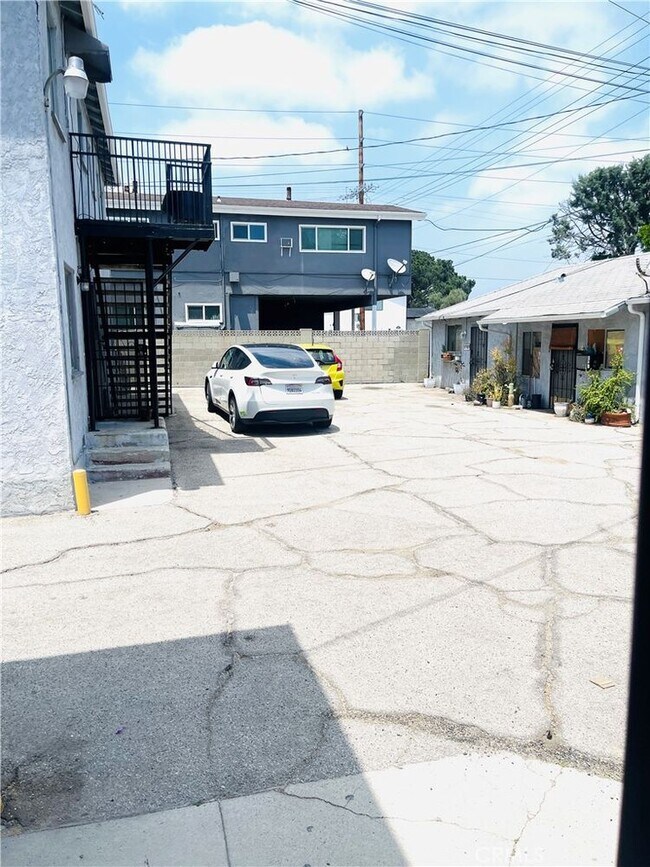 Building Photo - 5752 Vineland Ave