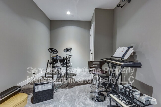 Building Photo - 1806 Burland Cres