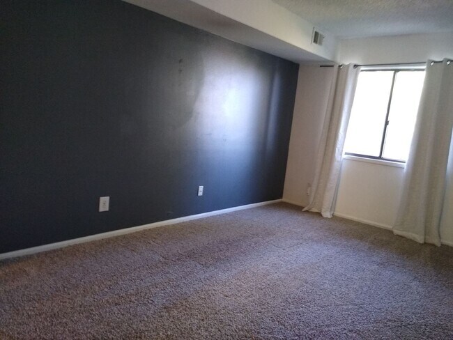 Building Photo - Awesome 2 Bedroom 2 Bath Condo w/ Garage P...