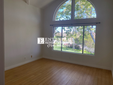Building Photo - Spacious Townhome in Crown Villas Communit...