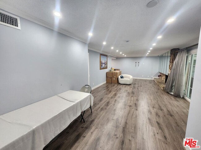 Building Photo - 11665 Babbitt Ave