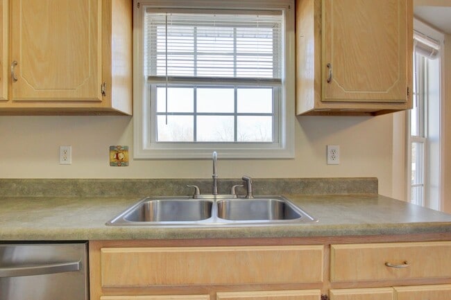 Building Photo - 3 bed 2 bath in the heart of St. B.  Fresh Paint.  Clean and Ready for You.