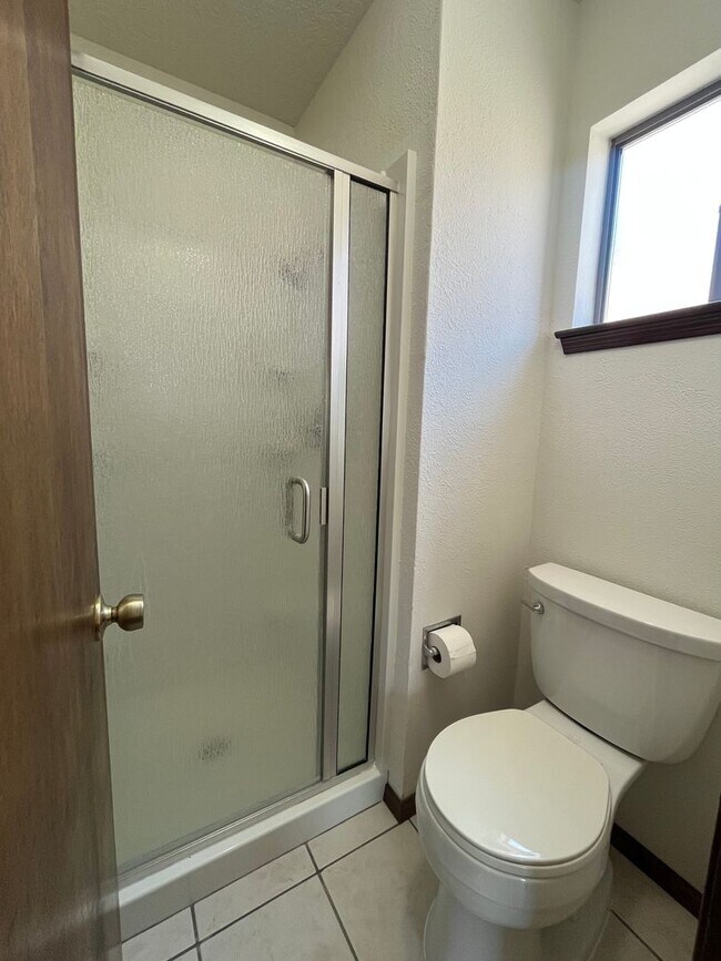 Building Photo - Cute 3 Bedroom 2 Bathroom Home In NW Albuq...