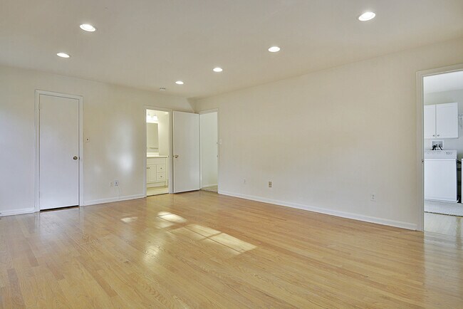 Building Photo - "Coming Soon" Stunning 4 bed, 4.5 baths, N...