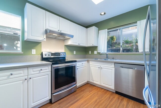 Building Photo - Immaculate 3bd/2.5 SF Home With Upstairs O...