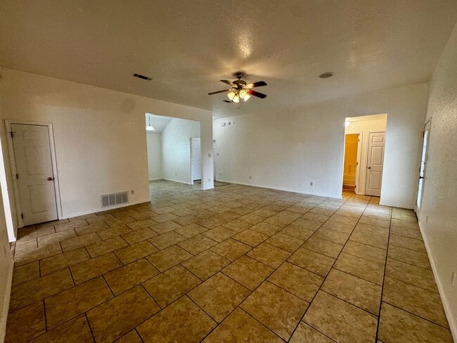 Building Photo - Spacious 4 Bedroom 2 Bath