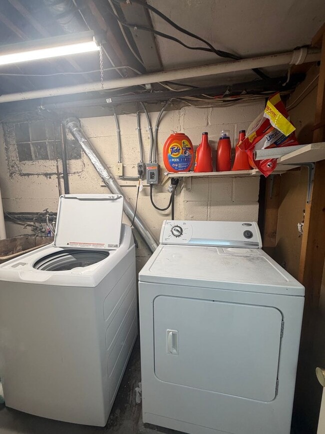 Building Photo - AVAILABLE JUNE -4 Bed, 2 Bath Home with Garage!