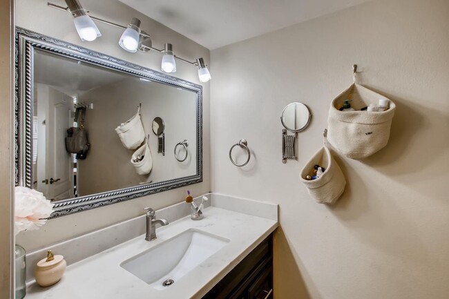 Building Photo - Remodeled Condo in the Heart of North Park