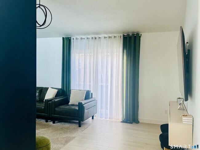 Building Photo - 10 Glenview Dr