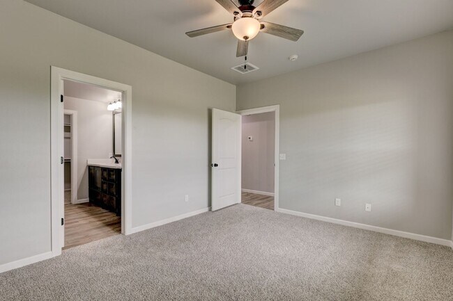 Building Photo - 710 League Cir