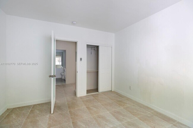 Building Photo - 7800 NE 10th Ct