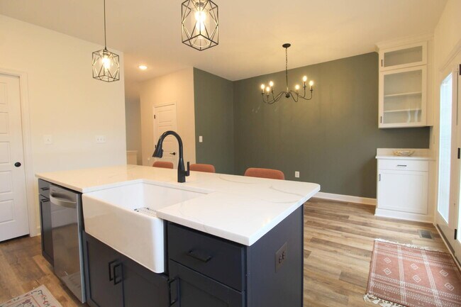 Building Photo - "Impressive 3-Bed Townhouse with Fenced in...