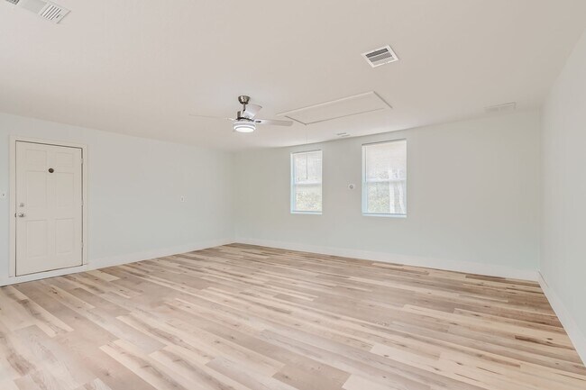 Building Photo - Private Modern Ranch House on 5 Acres East...