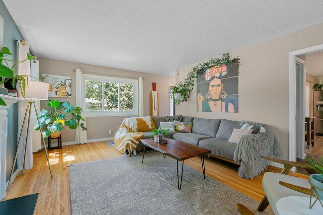 Building Photo - Charming 3 Bedroom Home Golden Valley