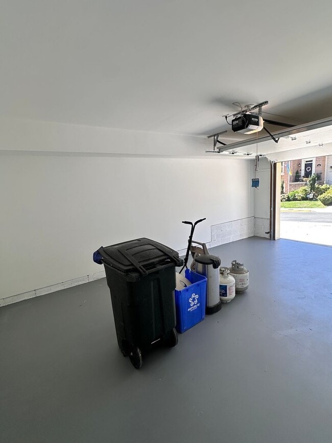 Building Photo - Renovated Kingstowne Townhouse | 3 Beds, 2...