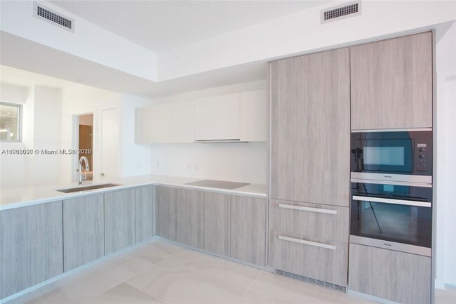 Building Photo - 2800 NE 7th Ave