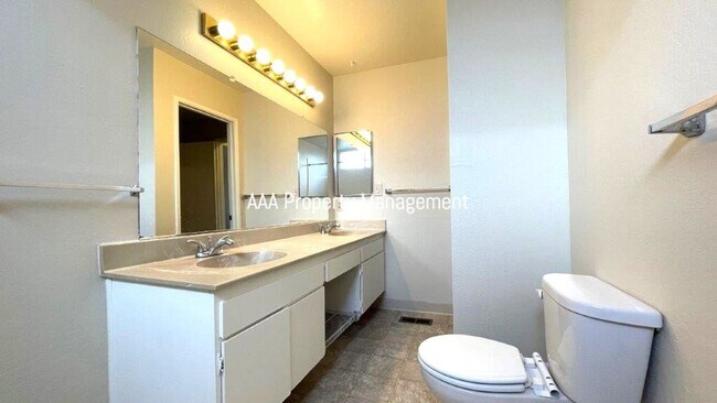 Building Photo - Nice 4 bedroom 2 bath Single family home in great neighborhood!