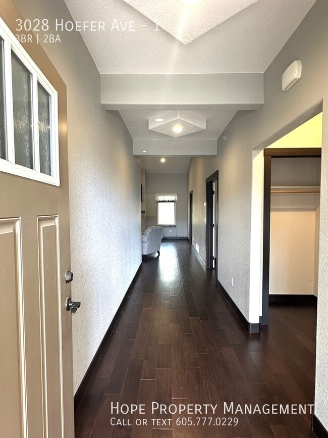 Building Photo - 3028 Hoefer Ave