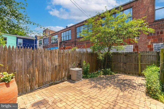 Building Photo - 225 Parker St NE