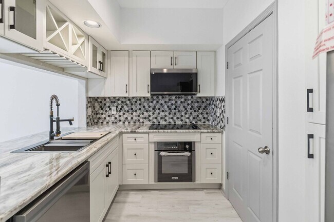 Building Photo - MOVE IN SPECIAL- Beautiful Newly Renovated 2/2 Condo at The Waverly on Lake Eola in Downtown Orlando