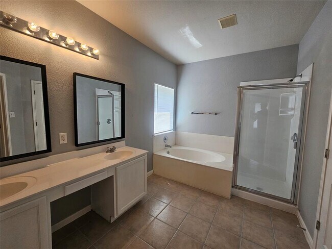 Building Photo - 164 Ashwood N