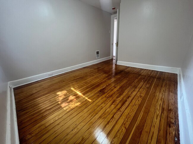 Building Photo - Beautifully Renovated 3 Bed/1 Bath Home in Fairview!