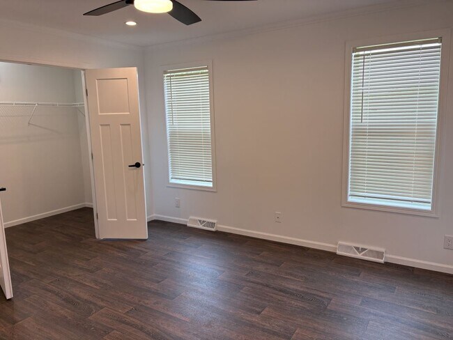 Building Photo - 13910 Burgundy Ave