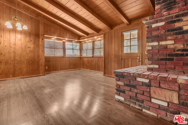 Building Photo - 9322 Lasaine Ave