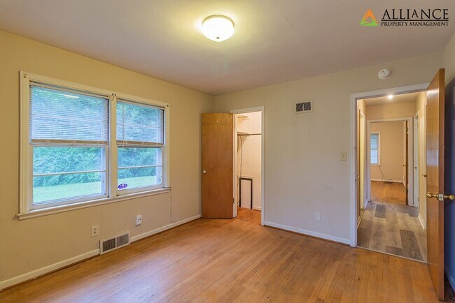 Building Photo - 1845 College Heights Rd