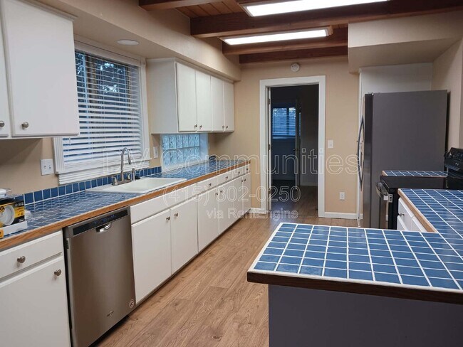Building Photo - 2500 SW 83rd St