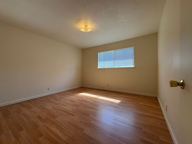 Building Photo - Charming Two Bedroom Unit