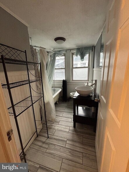 Building Photo - 649 W State St