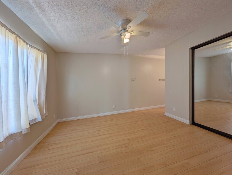 Building Photo - 4852 Cabana Dr