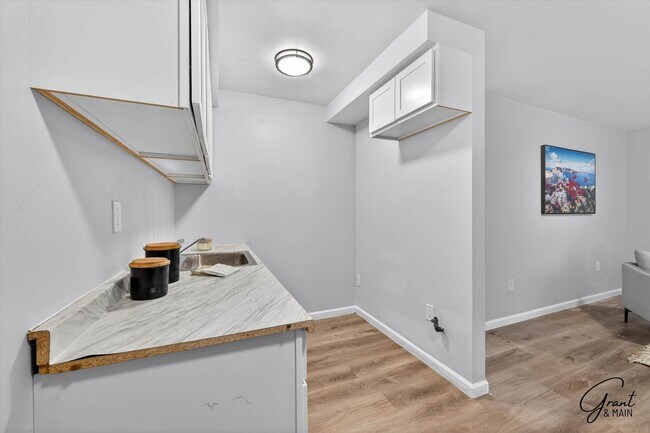 Building Photo - $995 - $1200 - Spacious 1 bedroom Apartments