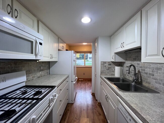 Primary Photo - Forest Hills Condo!