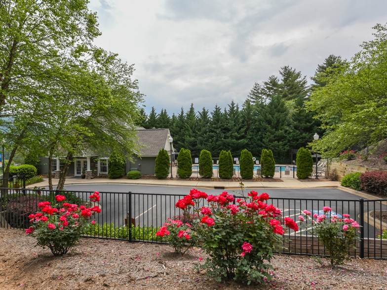 Primary Photo - Eastwood Village Apartment Homes