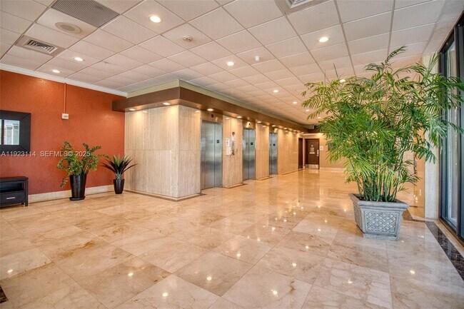 Building Photo - 400 Kings Point Dr