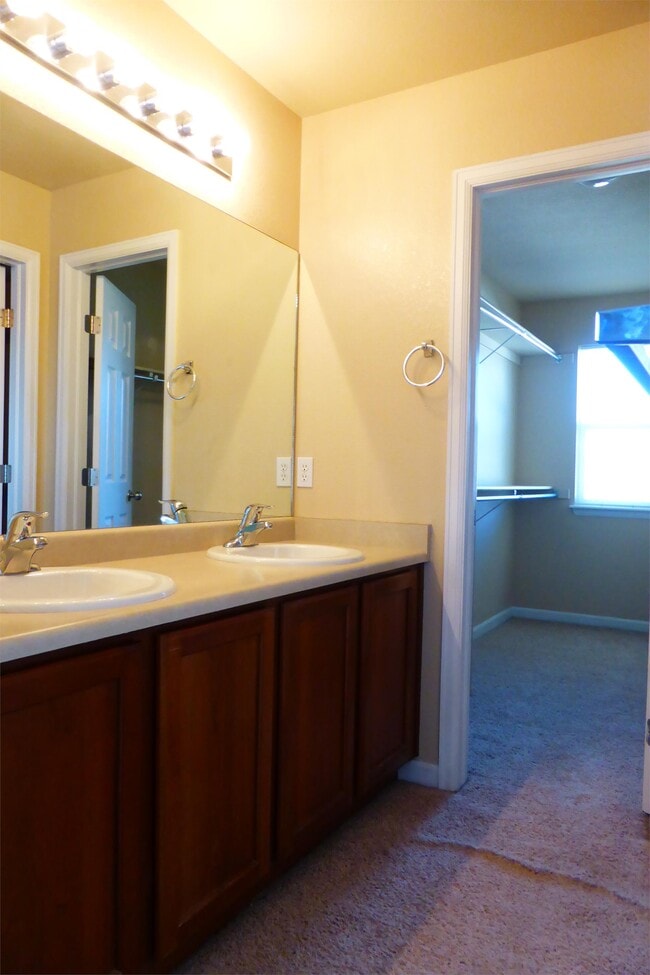 Building Photo - 8486 Meadowcrest Dr