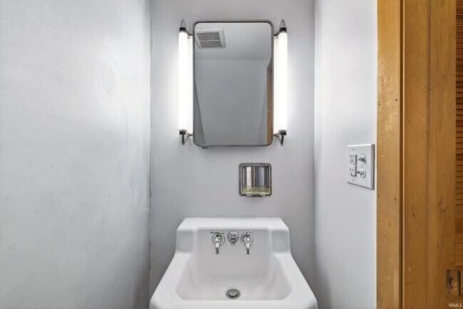 Building Photo - 201 W Church Ln