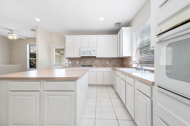 Building Photo - 7902 Feather Springs Dr