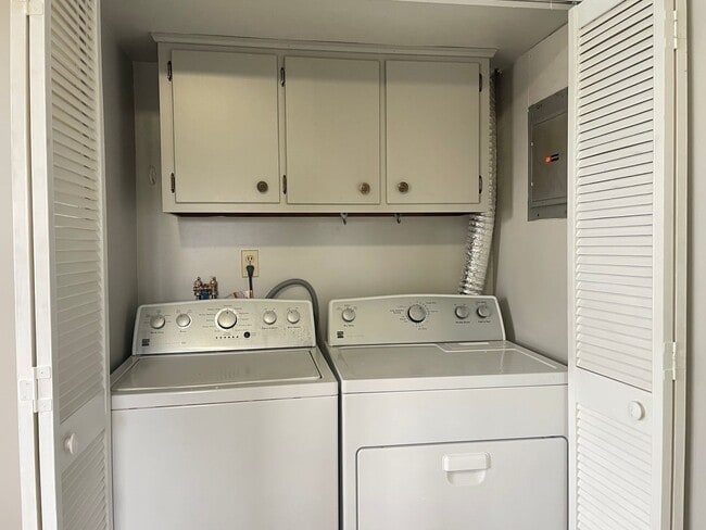 Building Photo - Charming NEWLY RENOVATED 2 Bedroom Apartme...