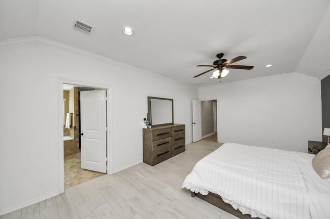 Building Photo - 6714 Albion Cresent Dr